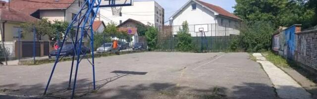 U toku rekonstrukcija sportskog terena na Maloj Vagi (FOTO)