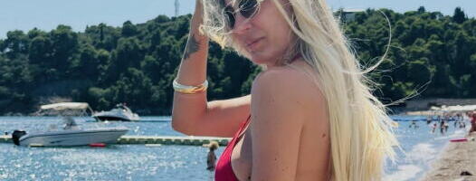 ŠUŠKALO SE DA SE RAZVODI, SAD SE SKINULA U BIKINI Naša pevačica u petoj deceniji izgleda kao milion dolara, muškarcima padaju vilice! Ovako je govorila o braku