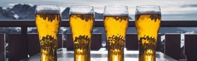 SNAŠAO SE ČOVEK! Uživa u ispijanju pića! (Video)