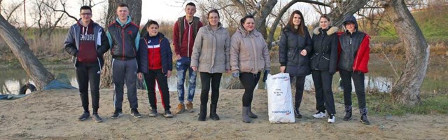 Za svaku pohvalu: Mladi meštani Torka očistili obalu Begeja