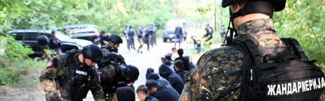 Nađen 371 iregularni migrant, 25 pasoša, 4 automatske puške, 12 ličnih karata! Velika akcija policije na severu Srbije!
