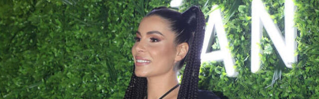 U PETOJ DECENIJI IZGLEDA KAO BOGINJA! Naša pevačica pokazala izvajane trbušnjake - VILICA SAMA PADA!