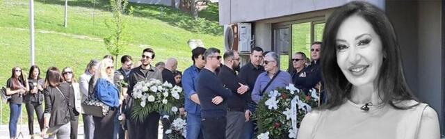 Porodica ispraća Danielu Boračevu na večni počinak! Ćerka voditeljke slomljena od bola, Goca Tržan suze krije ispod naočara (VIDEO)
