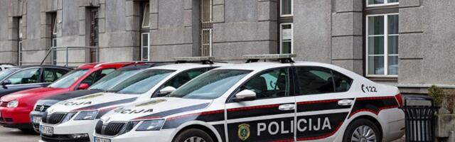 Poginule dve osobe, autom udarili u zid pored puta