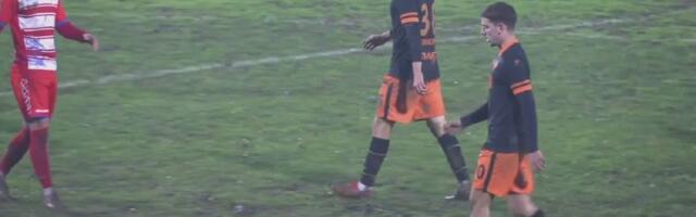 Katastrofa u Čačku: Fudbaleri "plivaju" u blatu i kaljuzi, pogledajte teren na kojem se igra meč Kupa