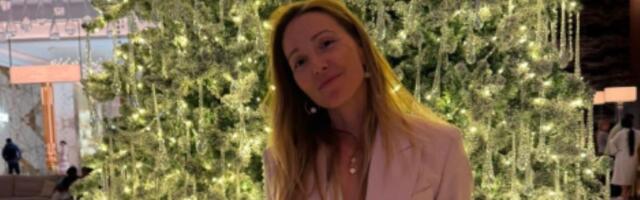 Au, kakva jelka! Jelena Đoković raspametila slikom, a dugme na farmericama OTKOPČANO: Objašnjenje je urnebesno