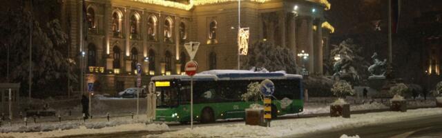 Novogodišnja dekoracija u Beogradu pala na kontaktnu mrežu GSP-a, trola 40 preusmerena