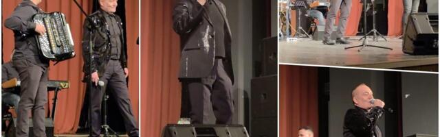 OVACIJE I APLAUZ: Slaviša Vujić oduševio publiku na koncertu u Staroj Pazovi