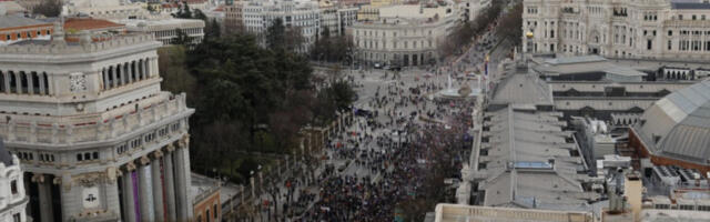 Хиљаде жена захтева равноправност и протествује против рата на улицама Шпаније