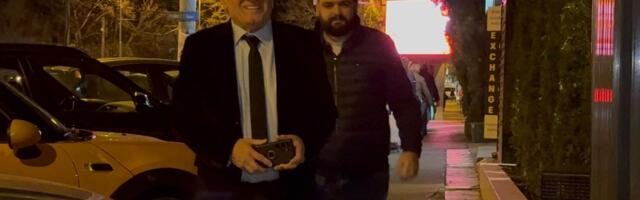 Željko Samardžić prvi put u javnosti sa zetom! Zajedno stigli na slavlje kod Braje, a u rukama poseban poklon