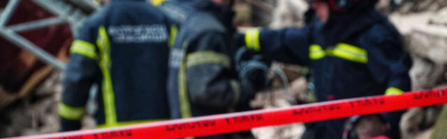 Пожар у Иригу: гори стара фабрика, ватрогасци на терену