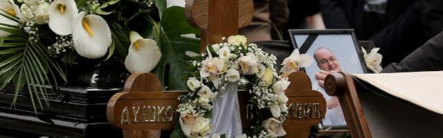 Evo s kim je došao Ostoja Mijailović na sahranu Duška Vujoševića, tu si i fudbaleri Partizana (FOTO/VIDEO)