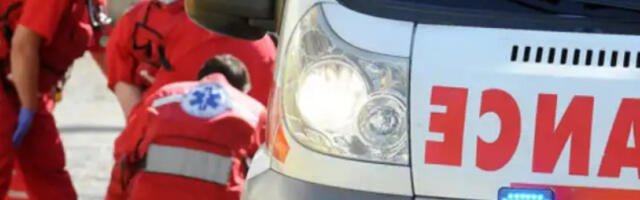 Жена повређена у удесу на Батајничком друму, саобраћај обустављен