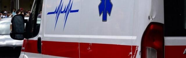 DRAMATIČAN TRENUTAK ISPRED SANITETA: Pacijentkinja pala sa nosila tokom iznošenja (UZNEMIRUJUĆI VIDEO)