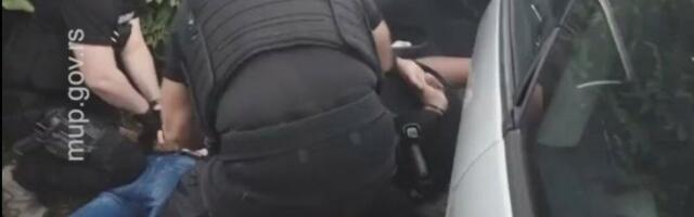 Akcija policije u Rumi! Kod jednog uhapšenog nađeni kokain i meci, drugi osumnjičeni gajio konoplju (FOTO)
