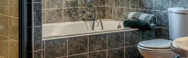 MAJKA ZATEKLA HOROR PRIZOR U KADI! Ostavila ćerkice da se kupaju i na sekund izašla iz KUPATILA! Iz kuće se prolomio stravičan KRIK!