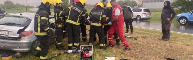 Brzom intervencijom vatrogasaca u Kragujevcu spašena osoba iz smrskanog vozila
