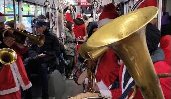 Trubači uleteli u gradski prevoz obučeni kao Deda Mraz pa napravili haos: Svi putnici gledali u njih, ovo se ne viđa svaki dan FOTO