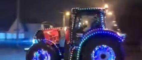 PARAĆINCI OSTALI U ČUDU! Okićeni traktor kao novogodišnja jelka provozao se ulicama grada