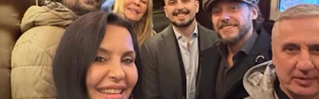 Elena pozira u liftu sa bivšim suprugom i novim dečkom: Slavili do jutra pa opalili selfi o kojem se priča