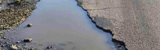 Velika rupa na putu ugrožava vozače u Ulici Save Kovačevića