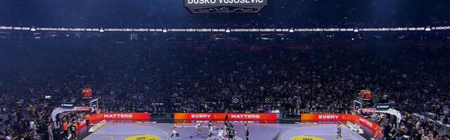 Dirljiva scena: Nakon minuta ćutanja, navijači su zasuli teren ružama