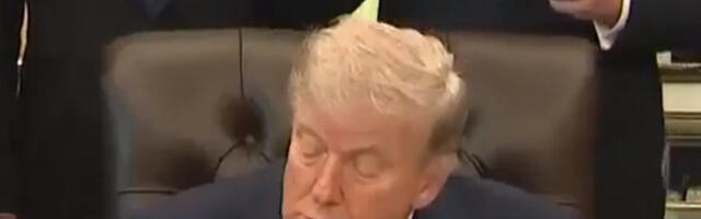 Tramp drema na sastanku? Zbog toga je prozivao Bajdena, a sada Bela kuća tvrdi da “odmara oči” (VIDEO)