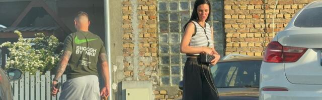 Bojana i Mirko Šijan među prvima stigli na slavu kod Rodića u Titel: Zet u rukama nosi poklon