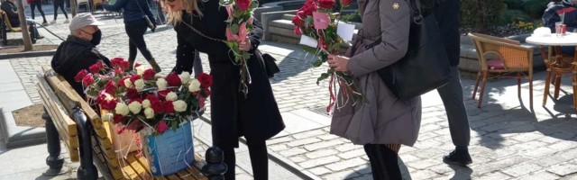 Aktivisti Zajedno za Kragujevac delili ruže Kragujevčankama