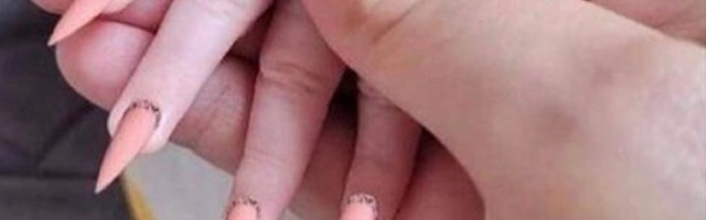 GLUPOST neviđena: Bebi uradila duge nokte na špic (FOTO)