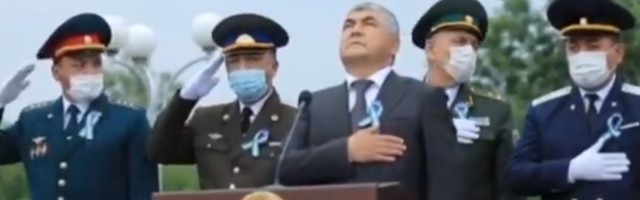 Urnebesni VIDEO predsednika i oficira dok svira himna