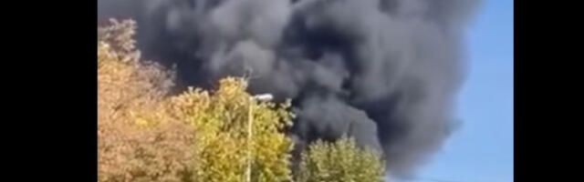 ODJEKUJU DETONACIJE U VRANJU: Izbio požar u centru grada (VIDEO)