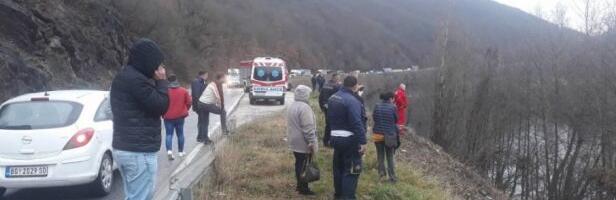 Automobil sleteo sa litice na obalu lima: Vatrogasci pokušavaju da izvuku vozača, hitna pomoć na terenu (foto)
