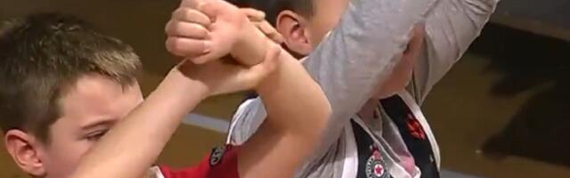 Mališani u dresu večitih bodre Srbiju (VIDEO)
