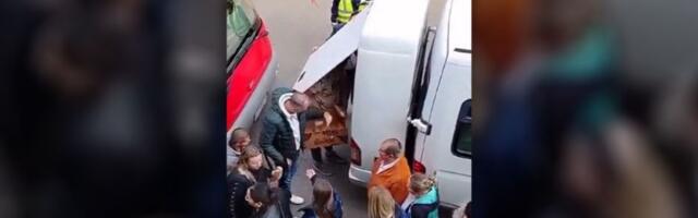 Major policije "čuva" kombi sa SNS sendvičima?! (FOTO)