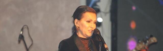 Nina Badrić došla na nastup bez donjeg veša!? Grudi na izvol’te, a tek dole!