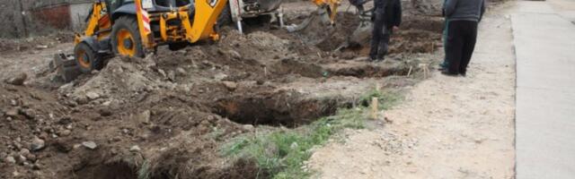 POTRESNE SLIKE IZ KOČANA: U toku kopanje grobova za stradale u požaru (FOTO)