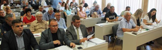 Vlasotinački odbornici uvećali sebi naknade, predlog o besplatnom vrtiću „na čekanju“