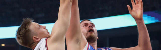TESNO NA KRAJU, ALI POBEDA: Srbija na leđima rekordera Nikole Jokića došla do TREĆEG UZASTOPNOG TRIJUMFA!