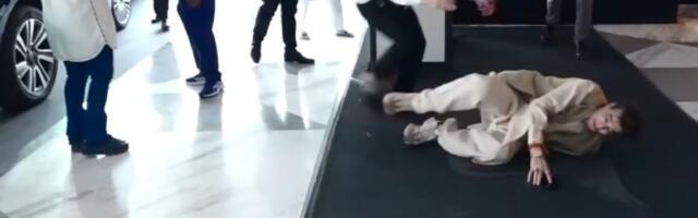 (VIDEO) Poznati glumac se sapleo i prosuo na zemlju: Snimak za jedan dan pogledalo 500 miliona ljudi