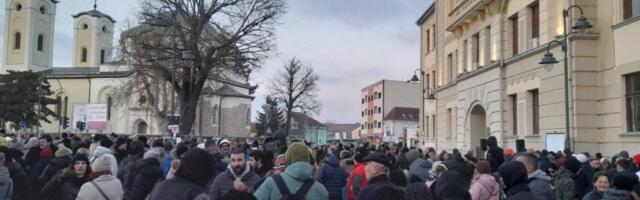 Održan protest u Čačku: “Znate li koja je razlika između SNS i snega?“