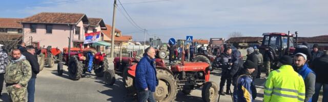 Poljoprivrednici NE ODUSTAJU: Četvrti dan totalne blokade puteva ka Topoli i Gornjem Milanovcu