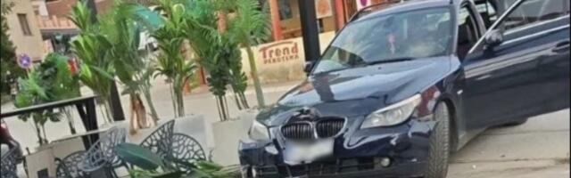 Horor u Šipovu: Mortus pijan kolima uleteo u baštu kafića, ima povređenih