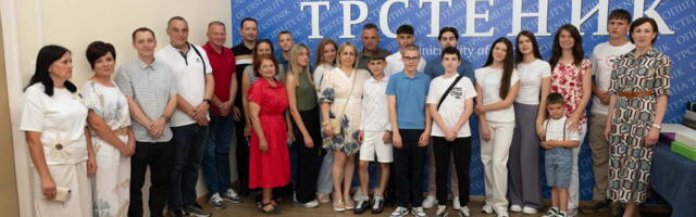 URUČENI LAPTOPOVI NAJBOLJIM MATURANTIMA: Opština Trstenik nagradila učenike generacije