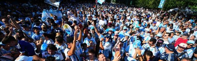 Niko normalan ovo ne bi uradio: Argentinac u Mesijevom dresu ušao među besne Engleze, jedva izvukao živu glavu! (VIDEO)