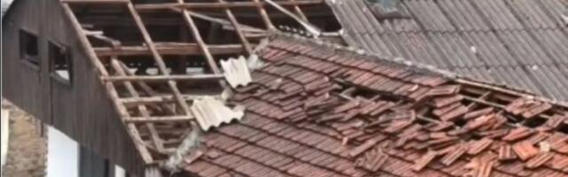 Razorno nevreme pogodilo jug Srbije! Vetar nosio krovove kuća (VIDEO)