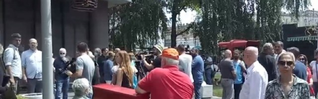 Protest na Vračaru, građani traže Vesićevu ostavku (VIDEO)
