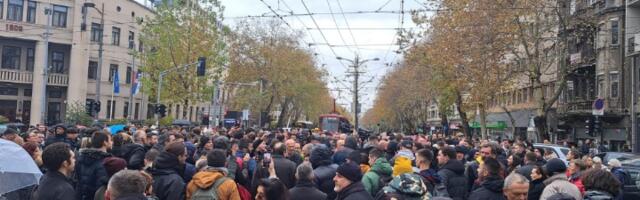 Zastala je Srbija! 15 minuta tišine za 15 stradalih u tragediji u Novom Sadu (FOTO, VIDEO)