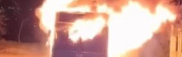 Dramatične scene u Sremskoj Mitrovici! Plamen ''guta'' autobus! (VIDEO)