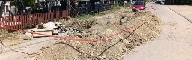 Raskopana ulica kod groblja u Vlasotincu već nedelju dana bez radova, otežan saobraćaj i prolaz
